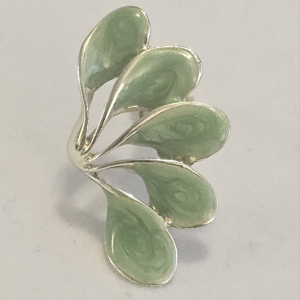 Vintage Dainty Green Enamel Floral Theme Clip On Earrings. - Picture 2 of 6